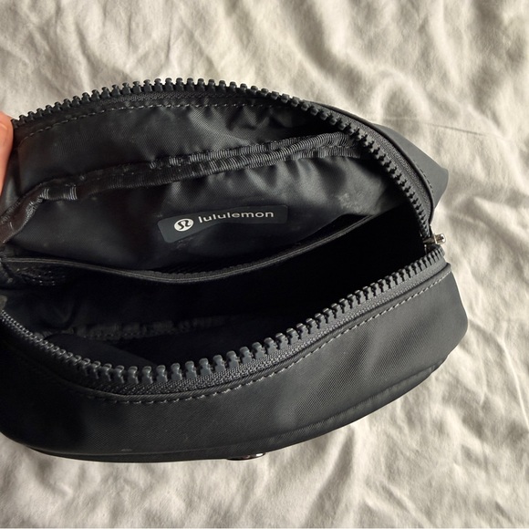 Lululemon City Essentials Pouch | Navy Blue | 2L Mini | - Picture 5 of 7